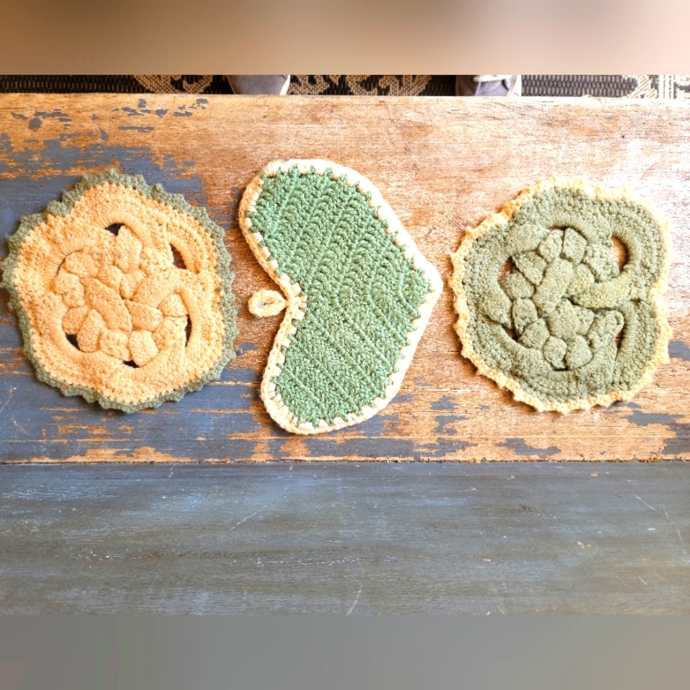 Set of 3 Crochet Potholders Green Tan Heart Vintage Country Wall Hanging